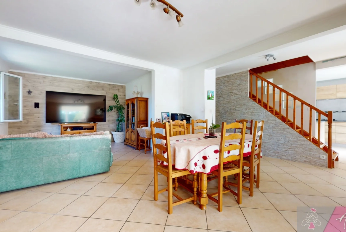 Belle maison de 165 m² avec piscine et extérieur arboré à Ougney 
