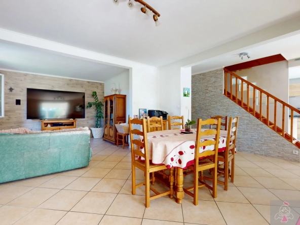 Belle maison de 165 m² avec piscine et extérieur arboré à Ougney 
