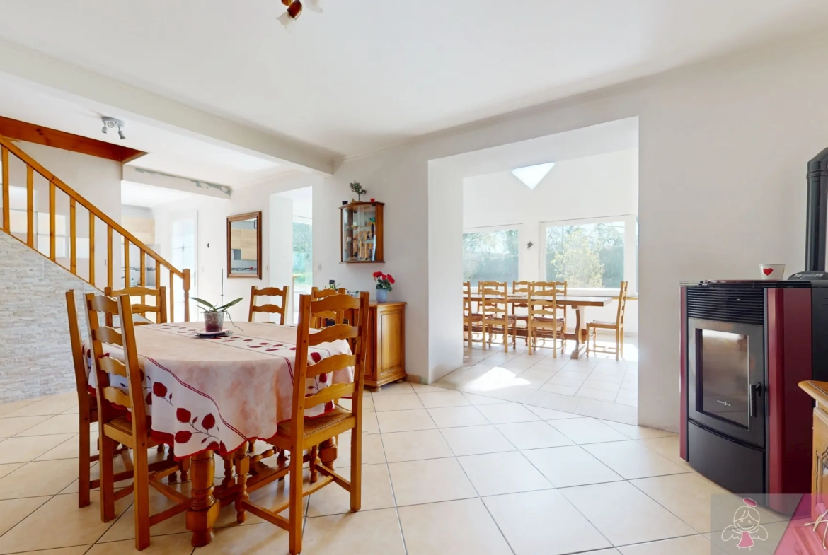 Belle maison de 165 m² avec piscine et extérieur arboré à Ougney 