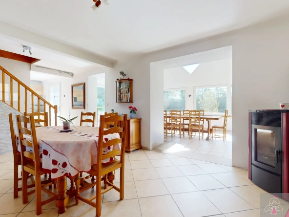 Belle maison de 165 m² avec piscine et extérieur arboré à Ougney 