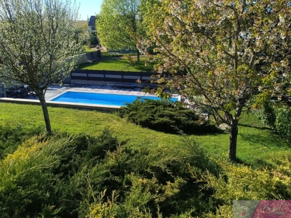 Belle maison de 165 m² avec piscine et extérieur arboré à Ougney 