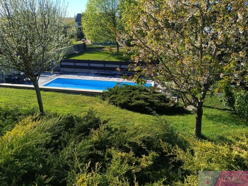 Belle maison de 165 m² avec piscine et extérieur arboré à Ougney 