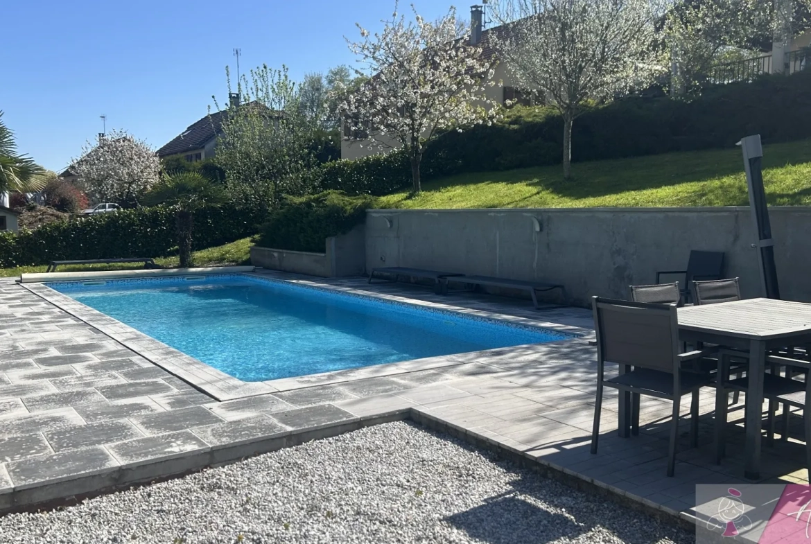 Belle maison de 165 m² avec piscine et extérieur arboré à Ougney 