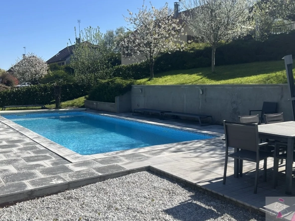 Belle maison de 165 m² avec piscine et extérieur arboré à Ougney