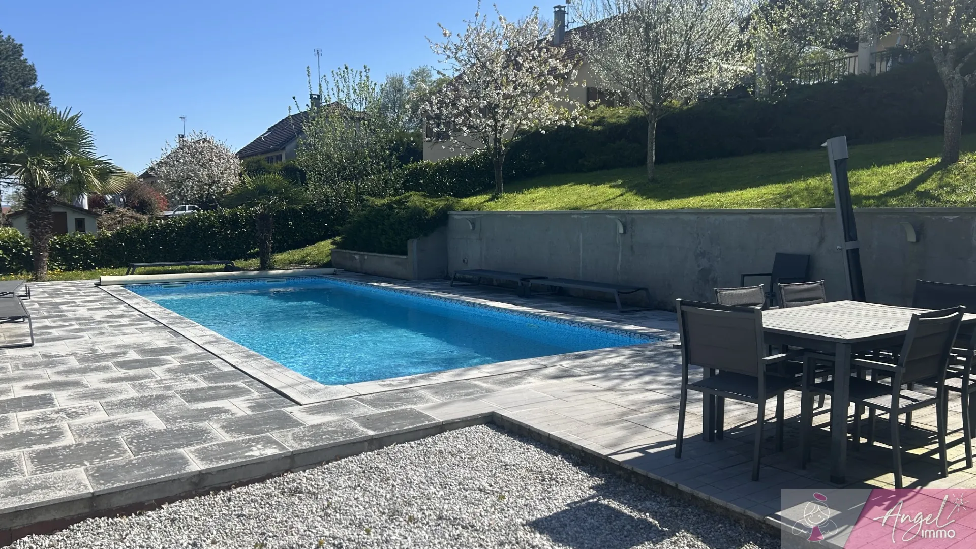 Belle maison de 165 m² avec piscine et extérieur arboré à Ougney 