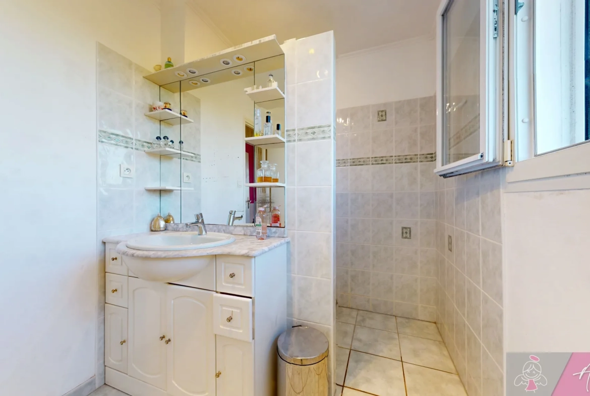 Belle maison de 165 m² avec piscine et extérieur arboré à Ougney 