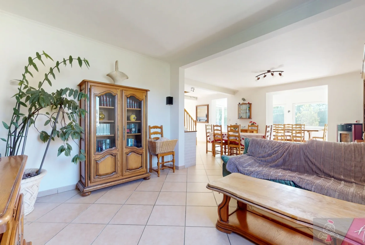 Belle maison de 165 m² avec piscine et extérieur arboré à Ougney 