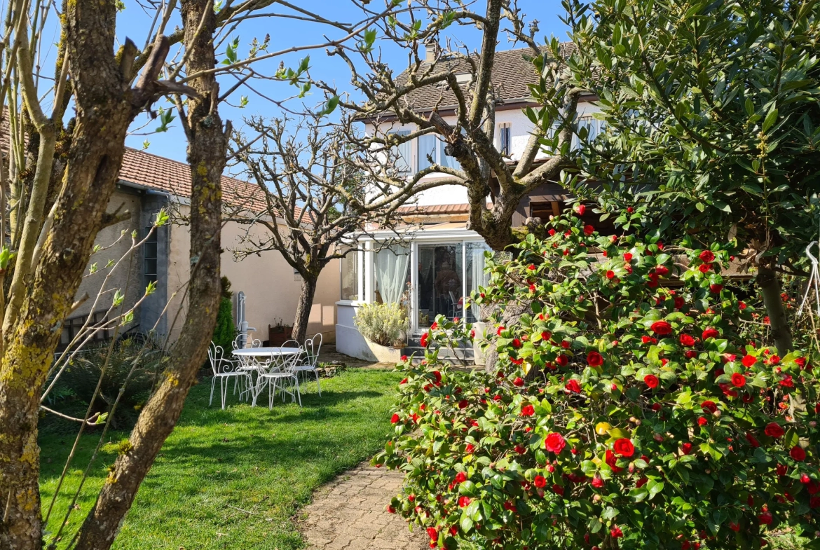 Maison individuelle de 160 m² à Nevers avec jardin et garage 