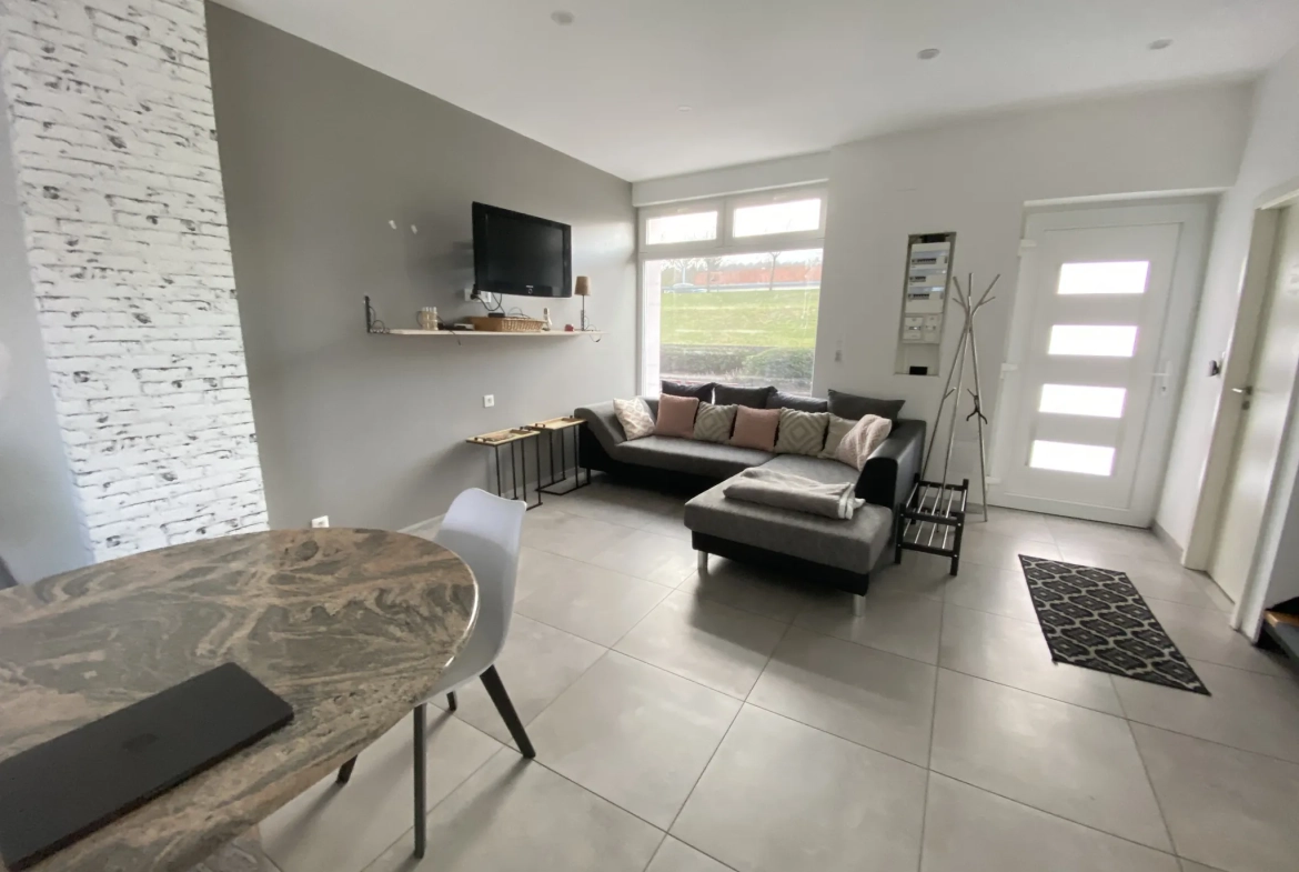 Maison entièrement rénovée avec vue sur le lac à Creutzwald 
