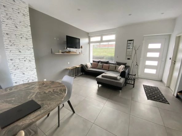 Maison entièrement rénovée avec vue sur le lac à Creutzwald 