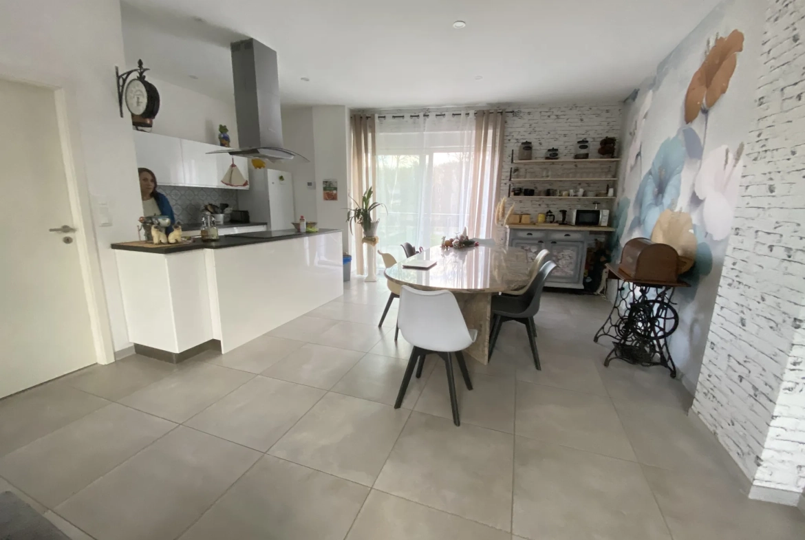 Maison entièrement rénovée avec vue sur le lac à Creutzwald 
