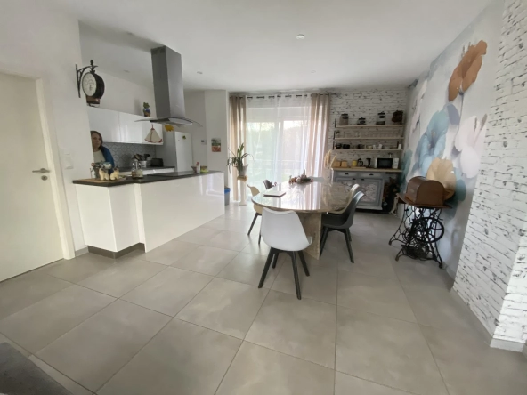 Maison entièrement rénovée avec vue sur le lac à Creutzwald