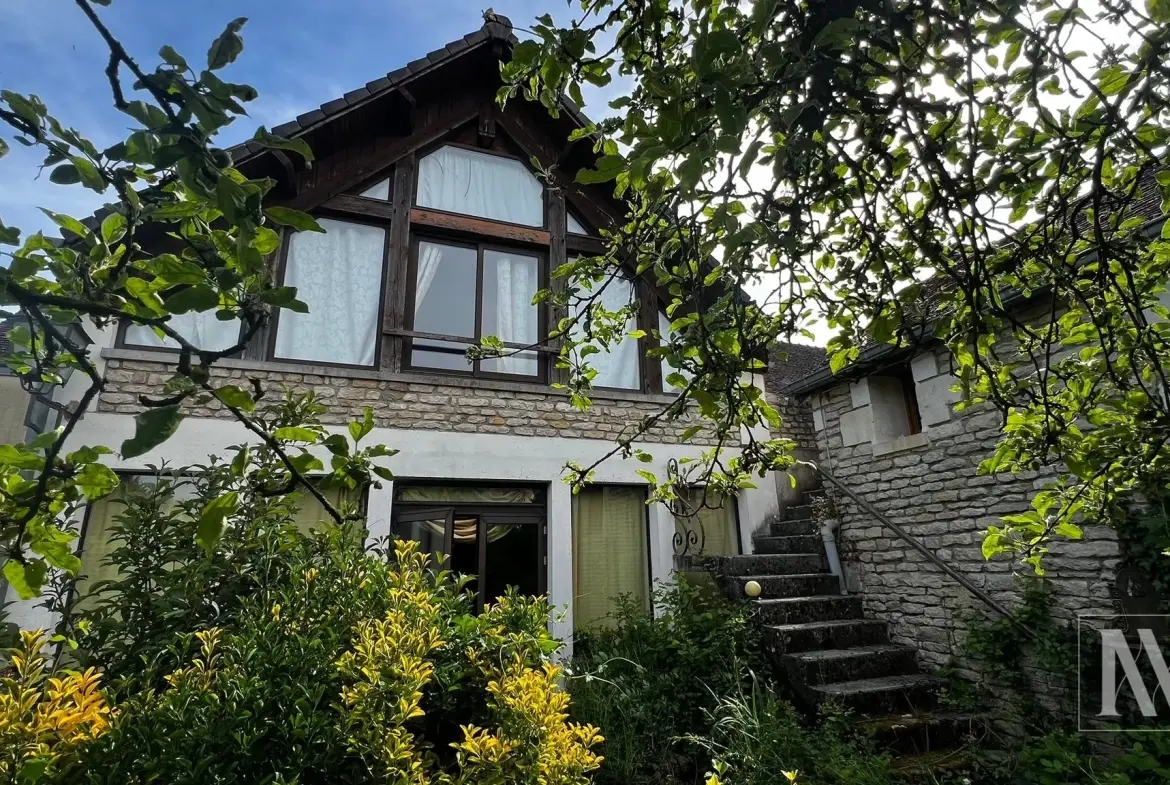 Maison de village de 330 m² avec potentiel de gîte à Avirey-Lingey en Champagne 