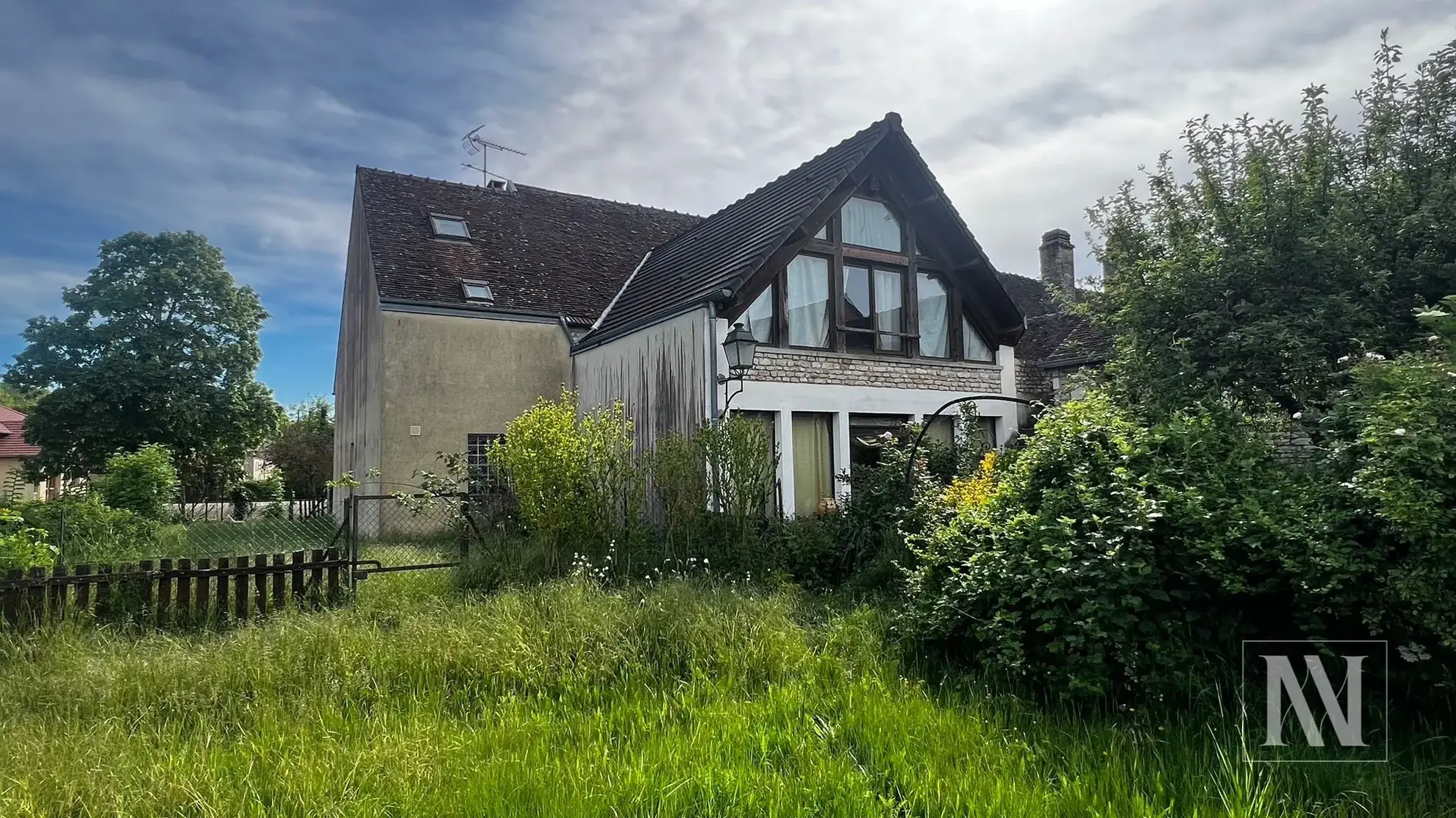 Maison de village de 330 m² avec potentiel de gîte à Avirey-Lingey en Champagne 