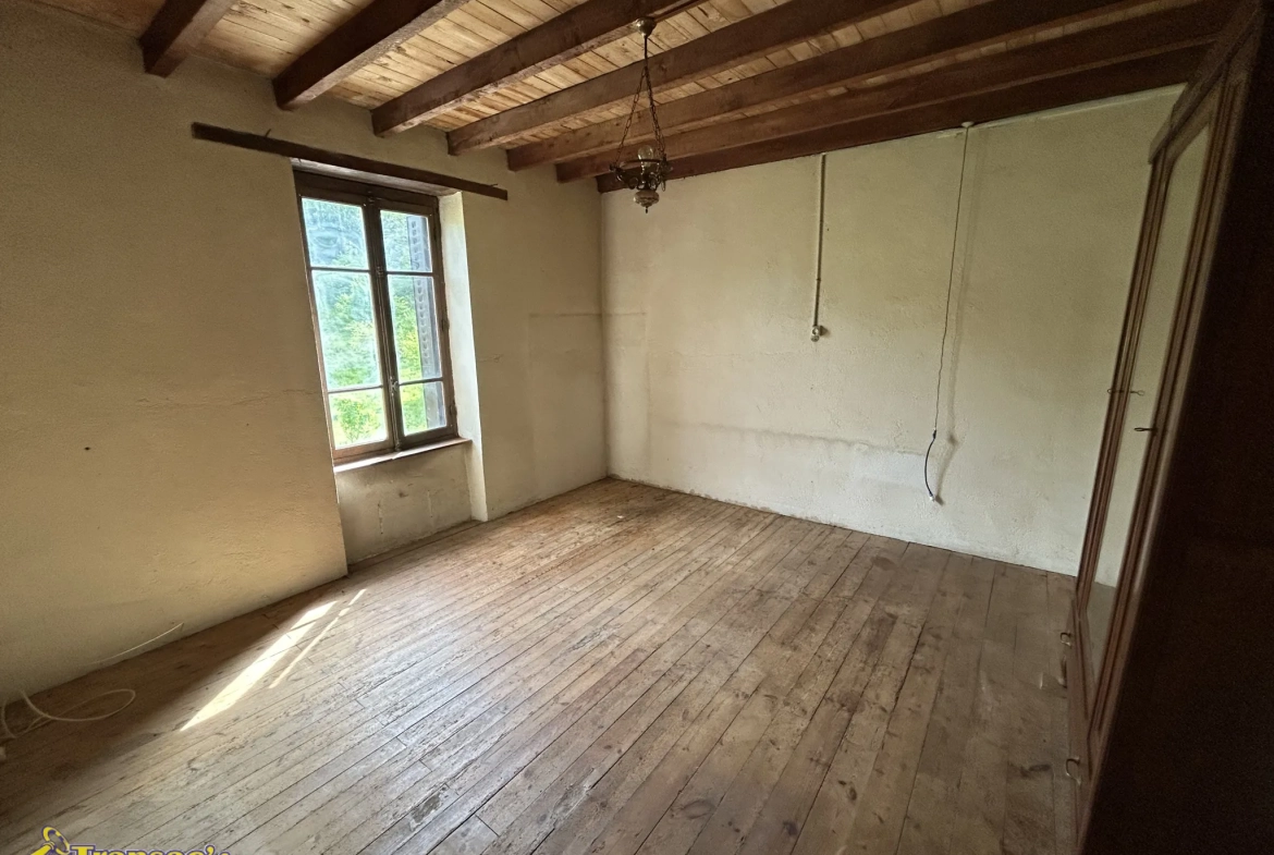 Maison en pierre de 75 m² avec terrain et atelier à Châteldon 