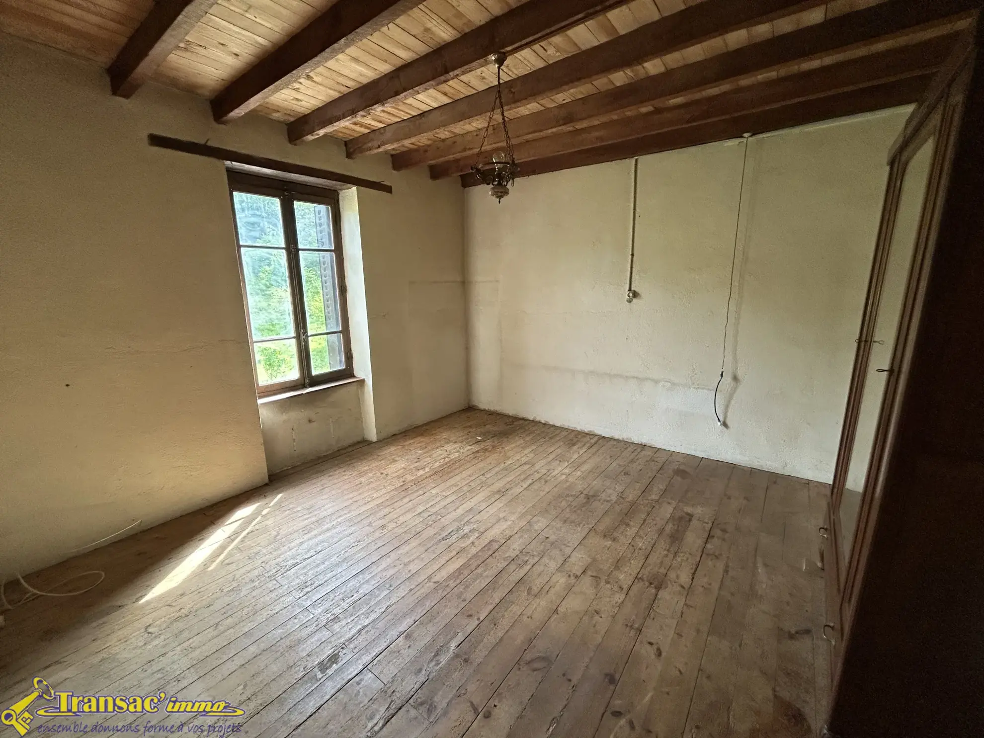 Maison en pierre de 75 m² avec terrain et atelier à Châteldon 