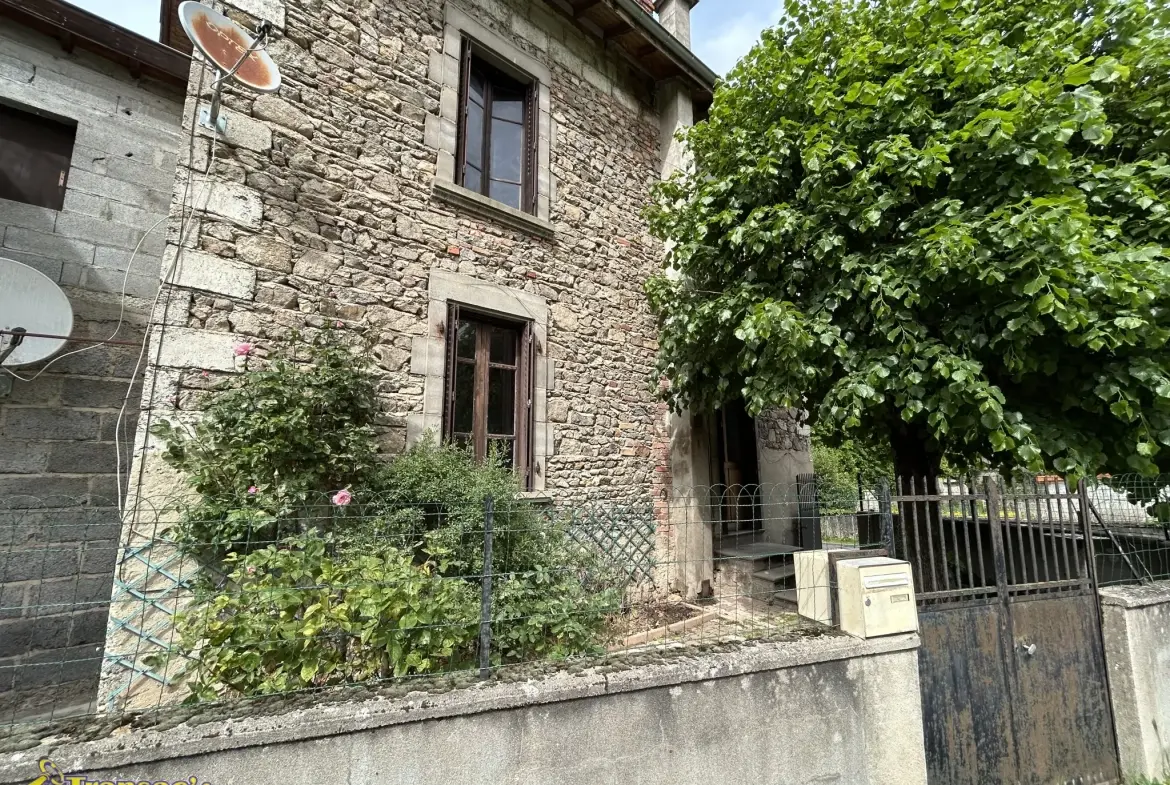 Maison en pierre de 75 m² avec terrain et atelier à Châteldon 