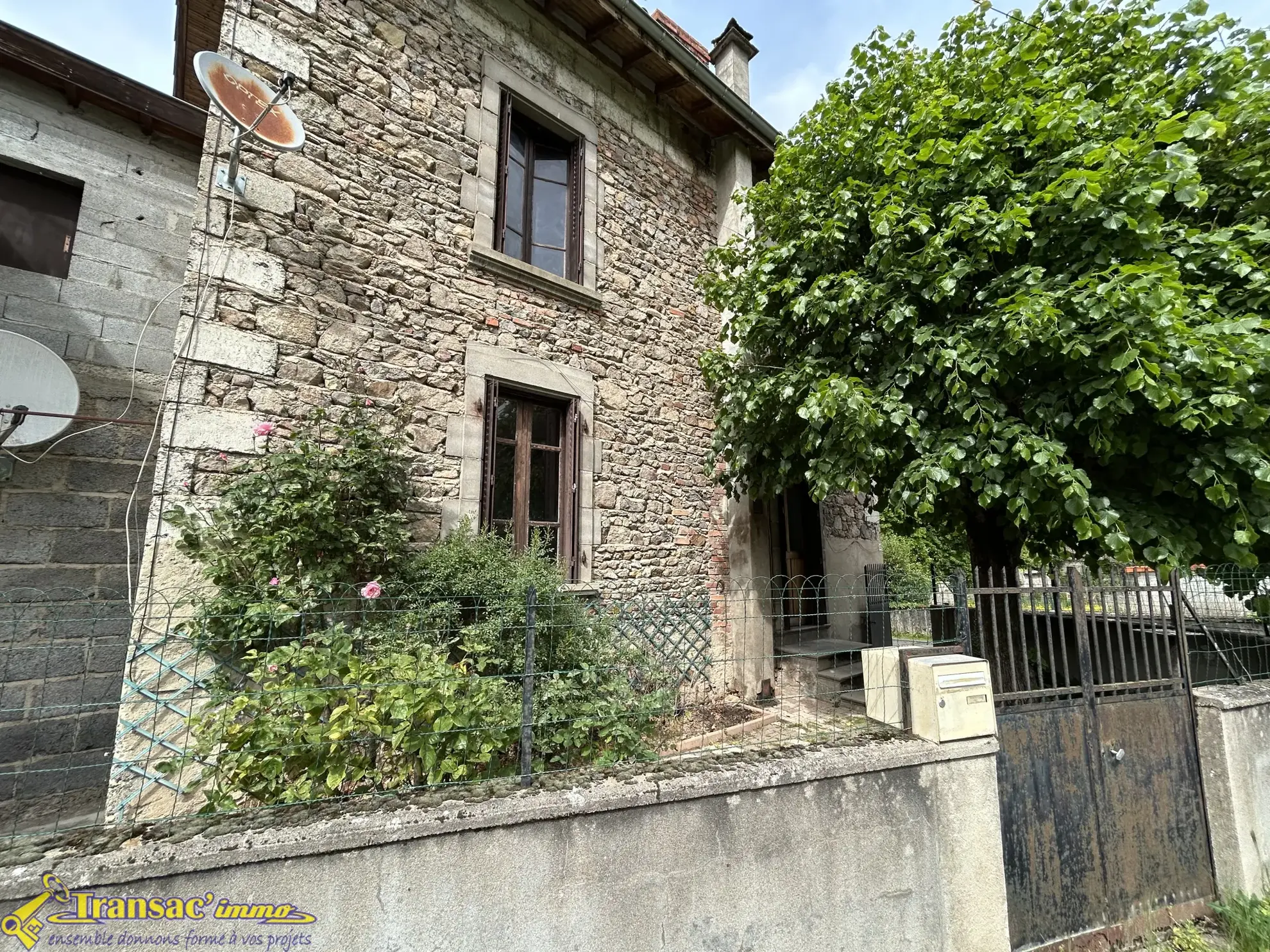 Maison en pierre de 75 m² avec terrain et atelier à Châteldon 