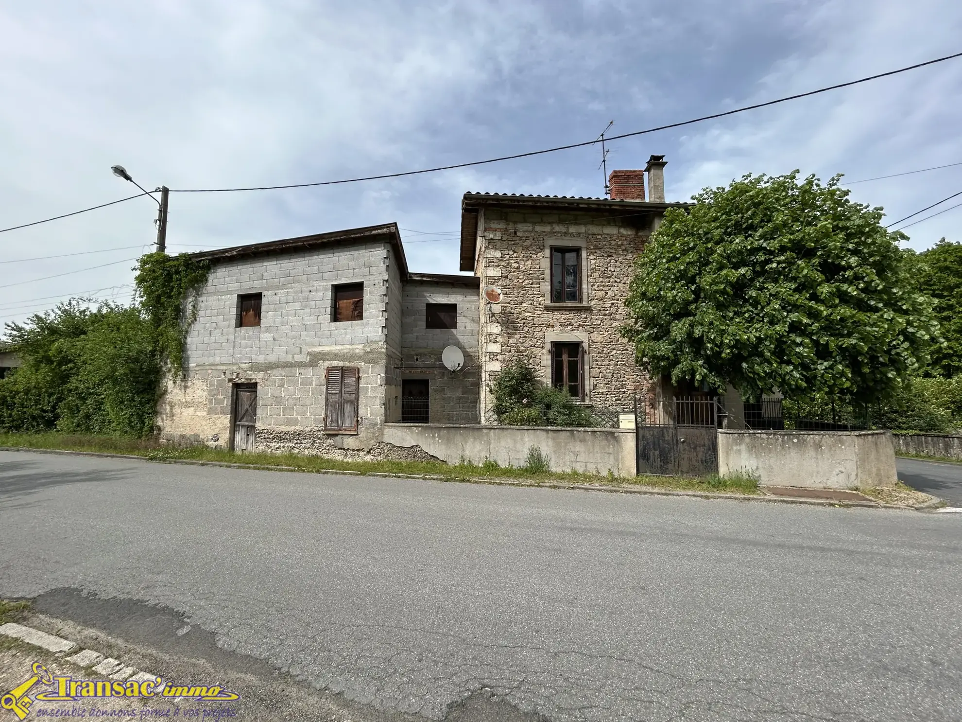 Maison en pierre de 75 m² avec terrain et atelier à Châteldon 