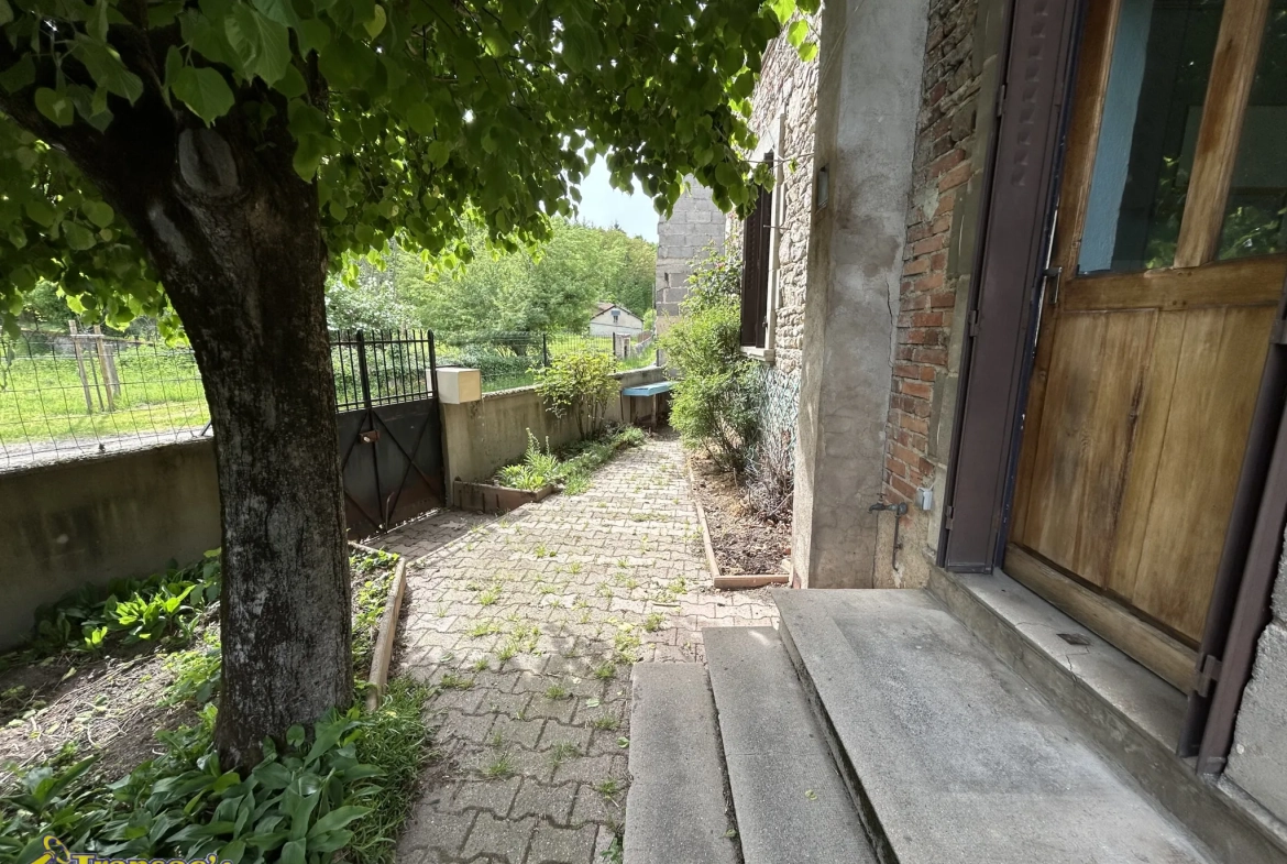 Maison en pierre de 75 m² avec terrain et atelier à Châteldon 