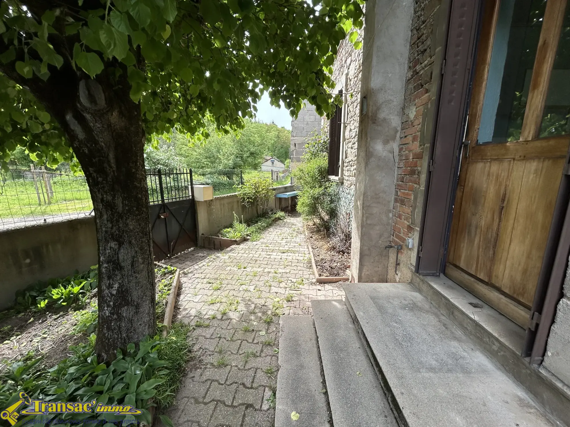Maison en pierre de 75 m² avec terrain et atelier à Châteldon 