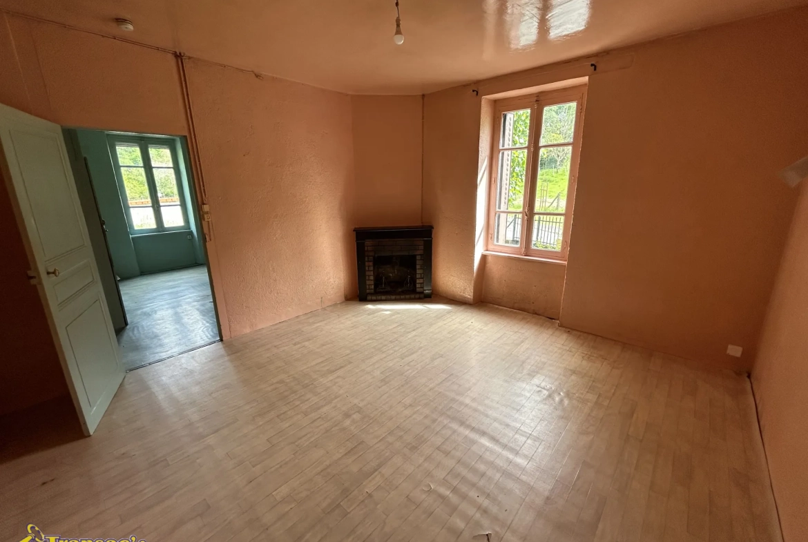 Maison en pierre de 75 m² avec terrain et atelier à Châteldon 