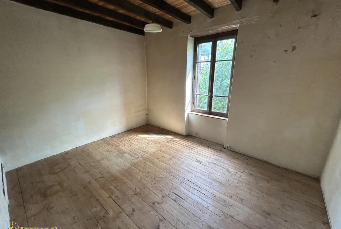 Maison en pierre de 75 m² avec terrain et atelier à Châteldon 