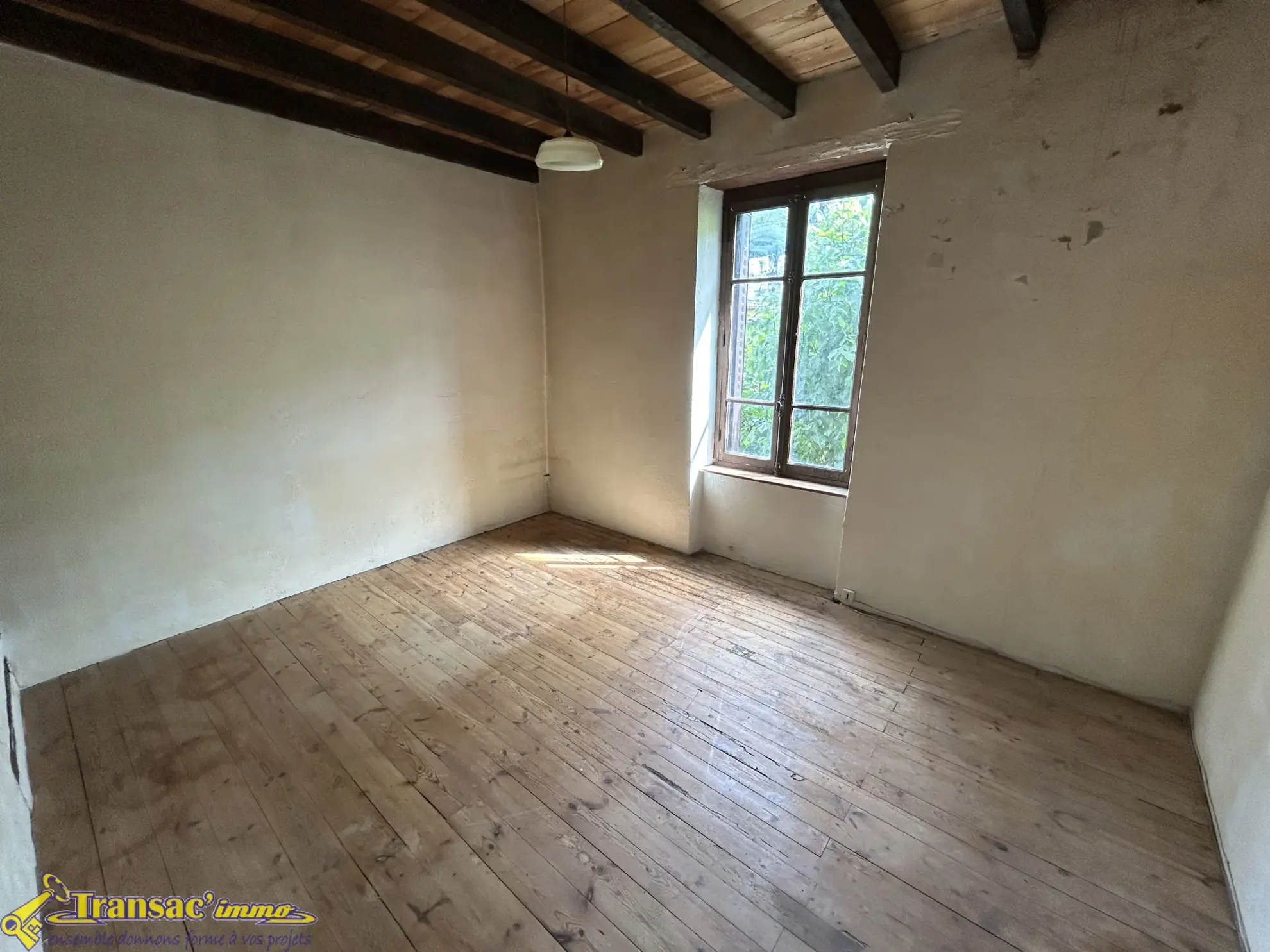 Maison en pierre de 75 m² avec terrain et atelier à Châteldon 