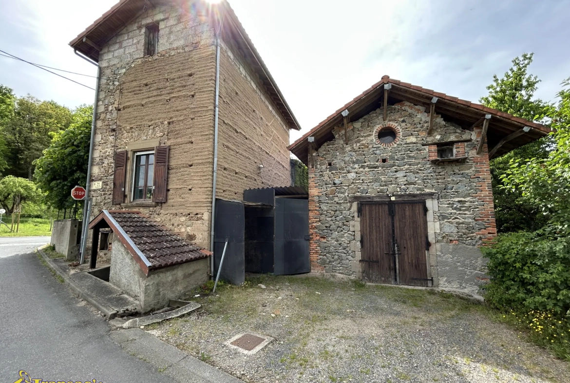 Maison en pierre de 75 m² avec terrain et atelier à Châteldon 