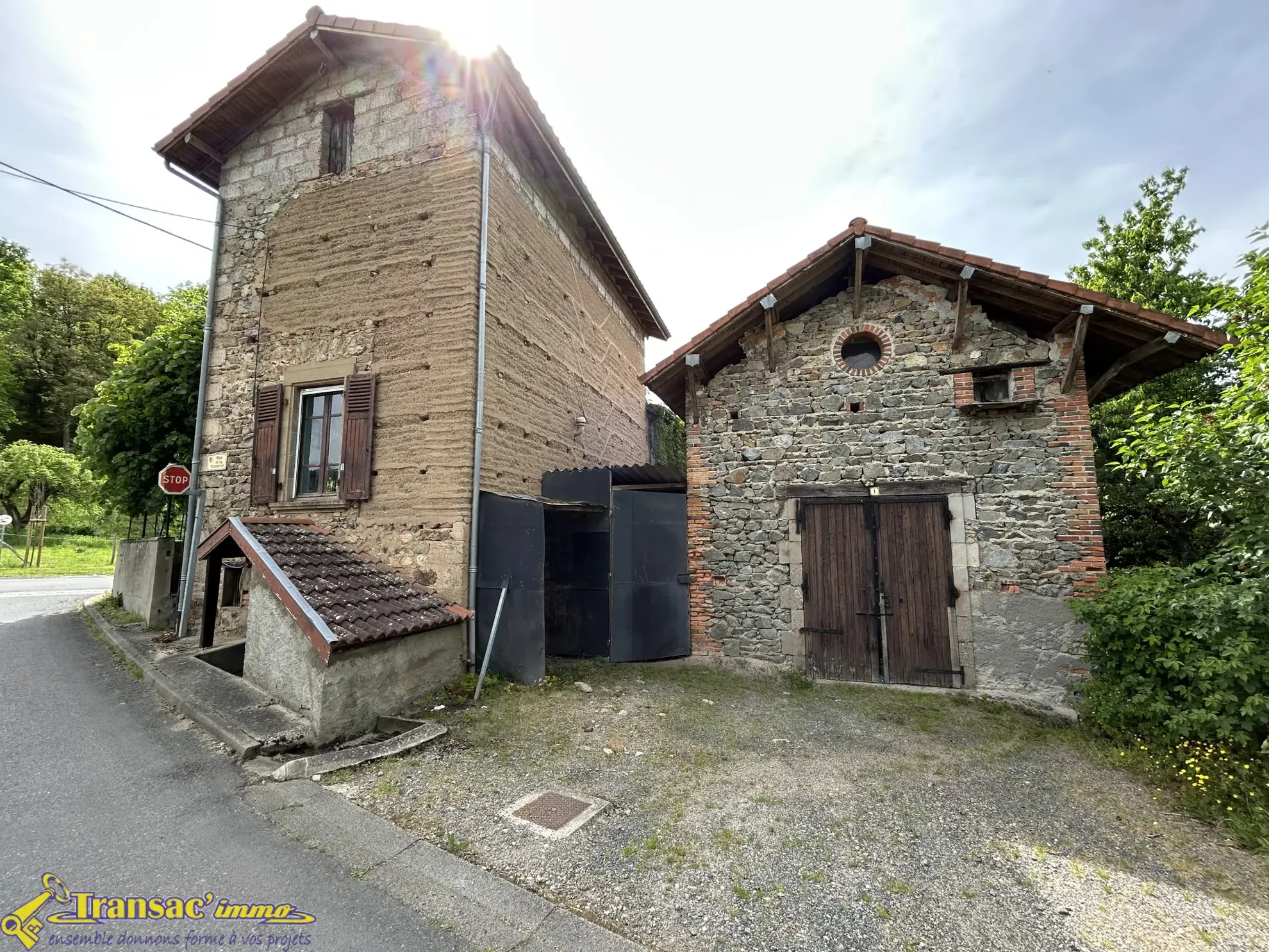 Maison en pierre de 75 m² avec terrain et atelier à Châteldon 