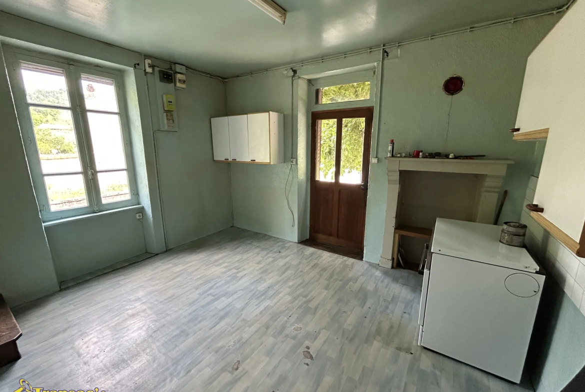 Maison en pierre de 75 m² avec terrain et atelier à Châteldon 