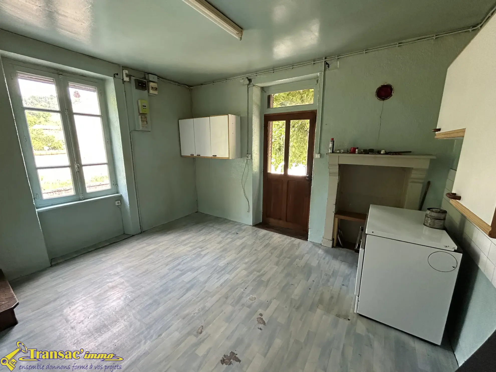 Maison en pierre de 75 m² avec terrain et atelier à Châteldon 