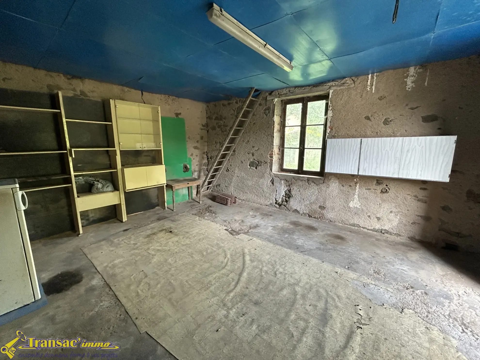 Maison en pierre de 75 m² avec terrain et atelier à Châteldon 