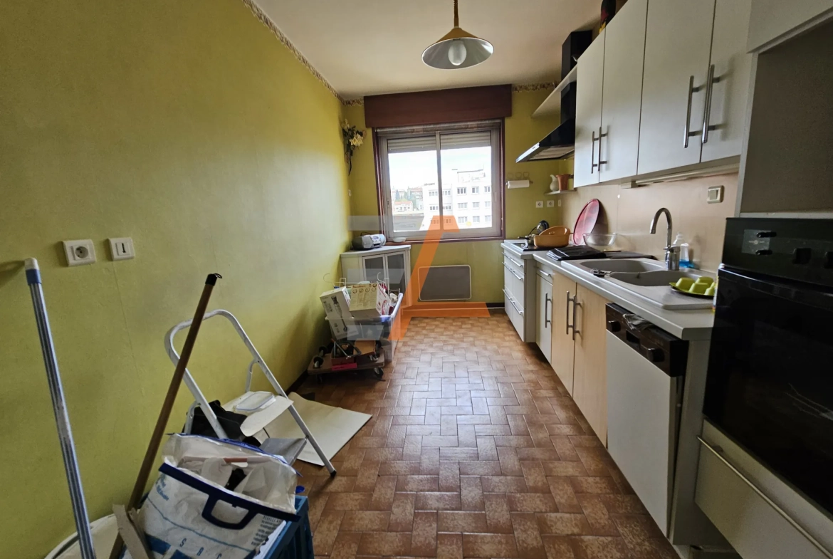 F3 de 76m² avec balcon, parking et ascenseur à Saint-Étienne 