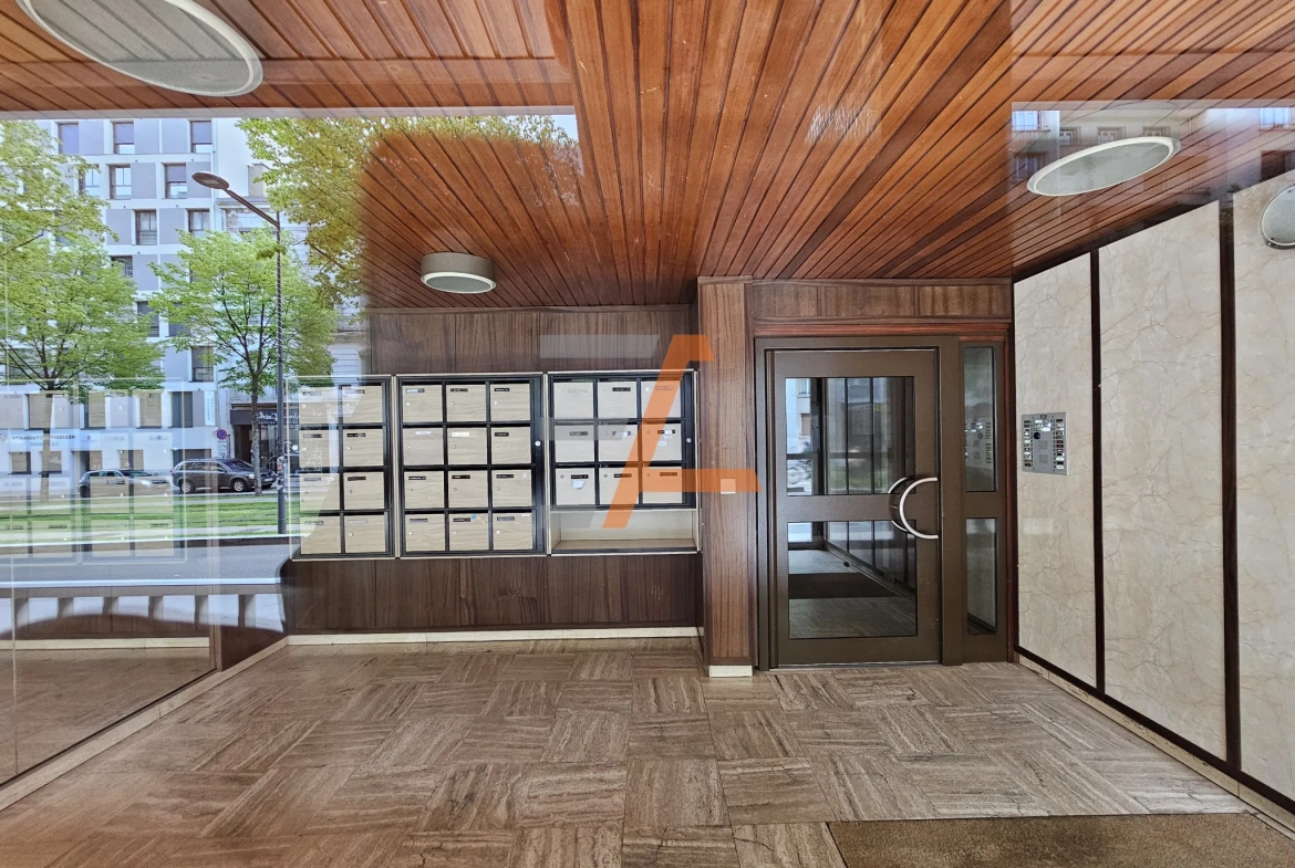 F3 de 76m² avec balcon, parking et ascenseur à Saint-Étienne 