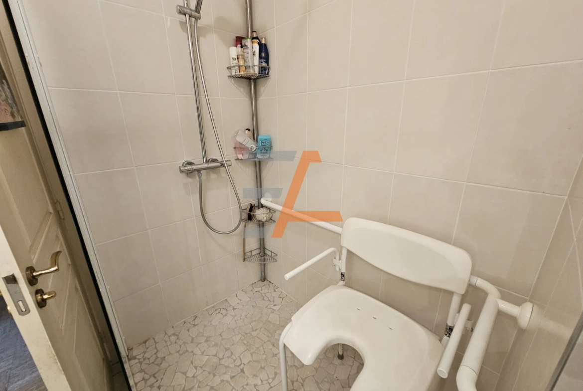 F3 de 76m² avec balcon, parking et ascenseur à Saint-Étienne 
