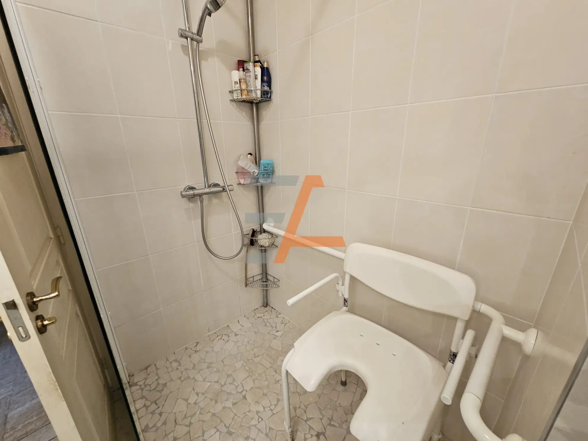 F3 de 76m² avec balcon, parking et ascenseur à Saint-Étienne 