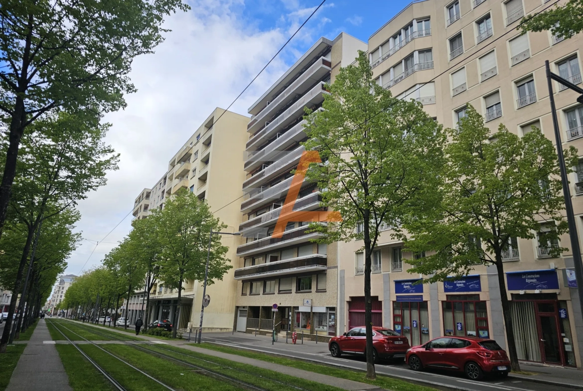 F3 de 76m² avec balcon, parking et ascenseur à Saint-Étienne 