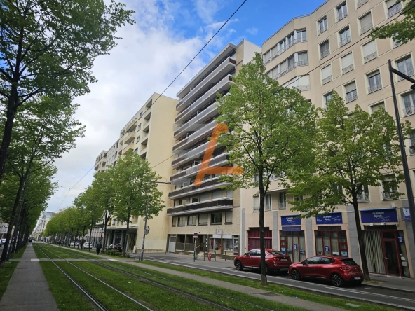 F3 de 76m² avec balcon, parking et ascenseur à Saint-Étienne