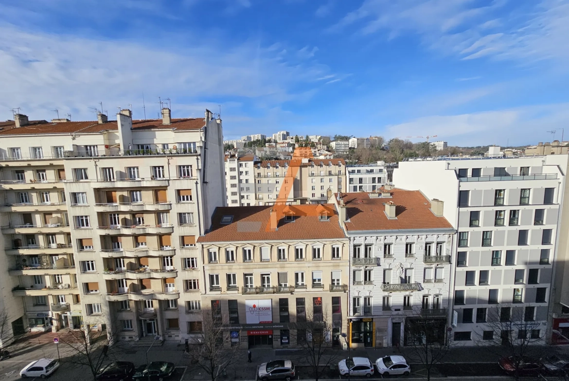 F3 de 76m² avec balcon, parking et ascenseur à Saint-Étienne 