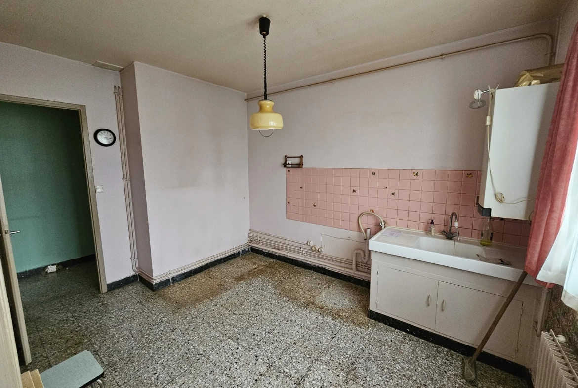 Appartement traversant F3-F4 à rénover à Bourges avec parking et cave 