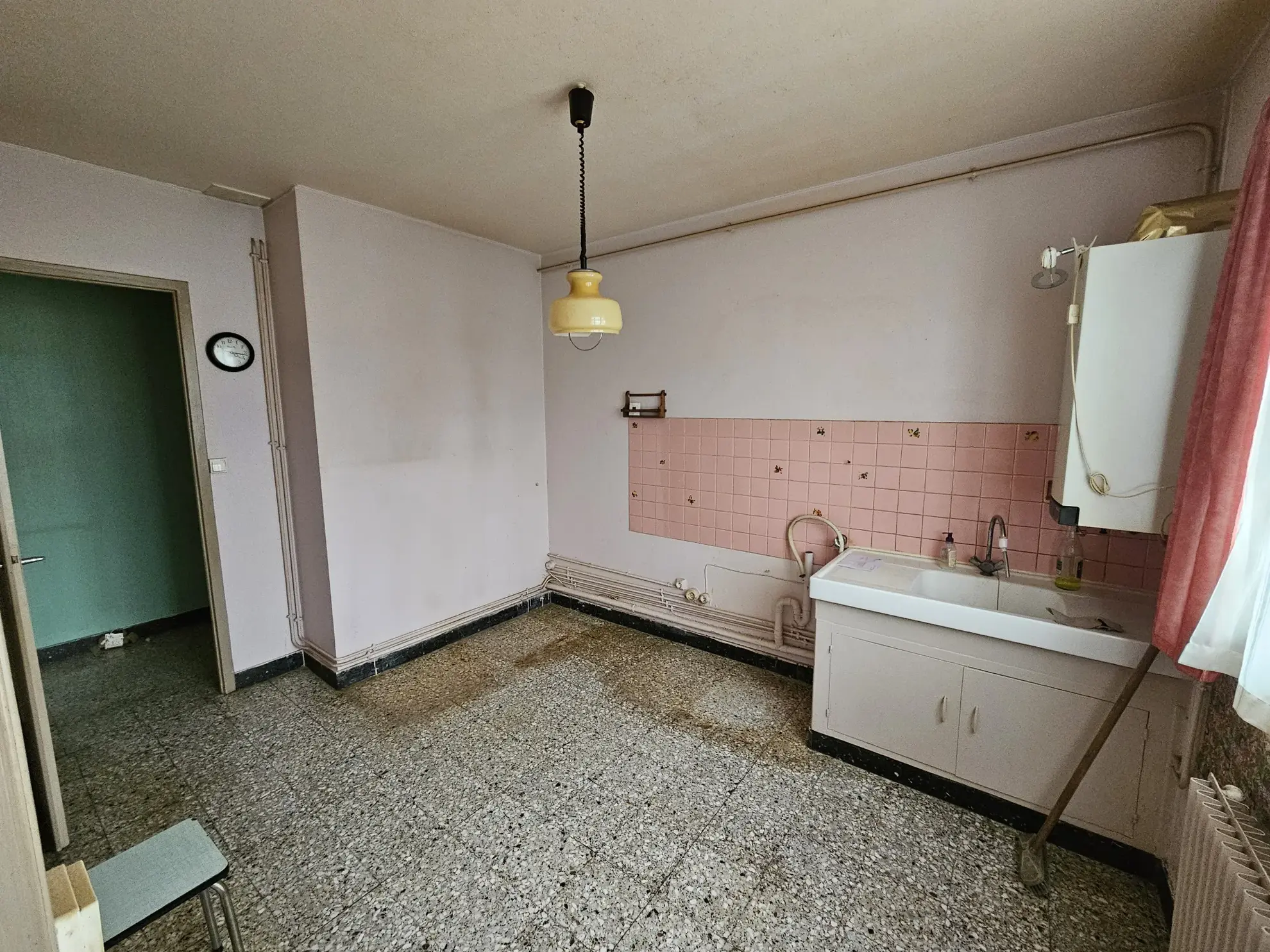 Appartement traversant F3-F4 à rénover à Bourges avec parking et cave 