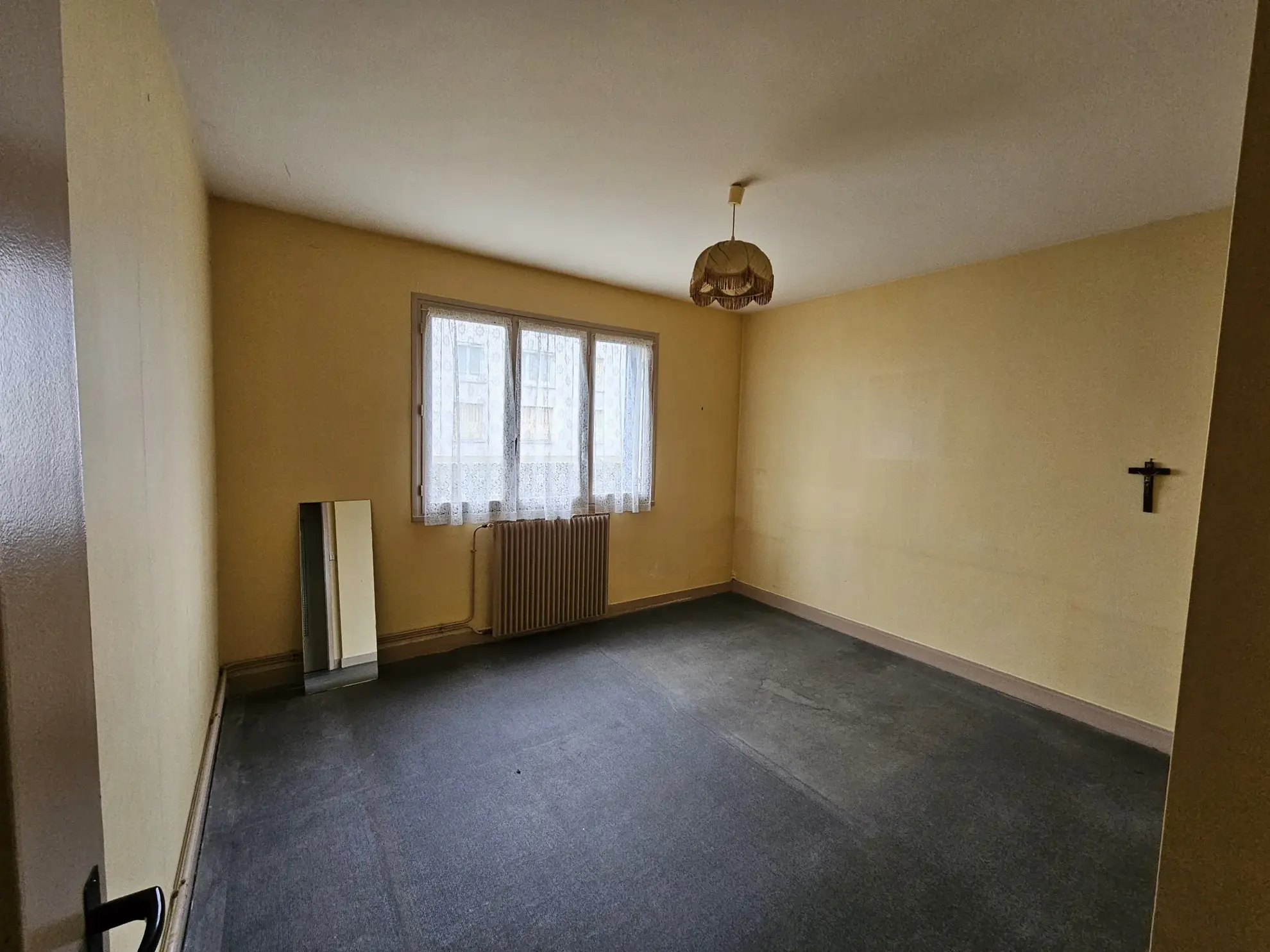 Appartement traversant F3-F4 à rénover à Bourges avec parking et cave 