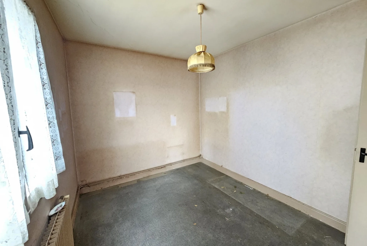 Appartement traversant F3-F4 à rénover à Bourges avec parking et cave 