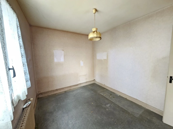 Appartement traversant F3-F4 à rénover à Bourges avec parking et cave 