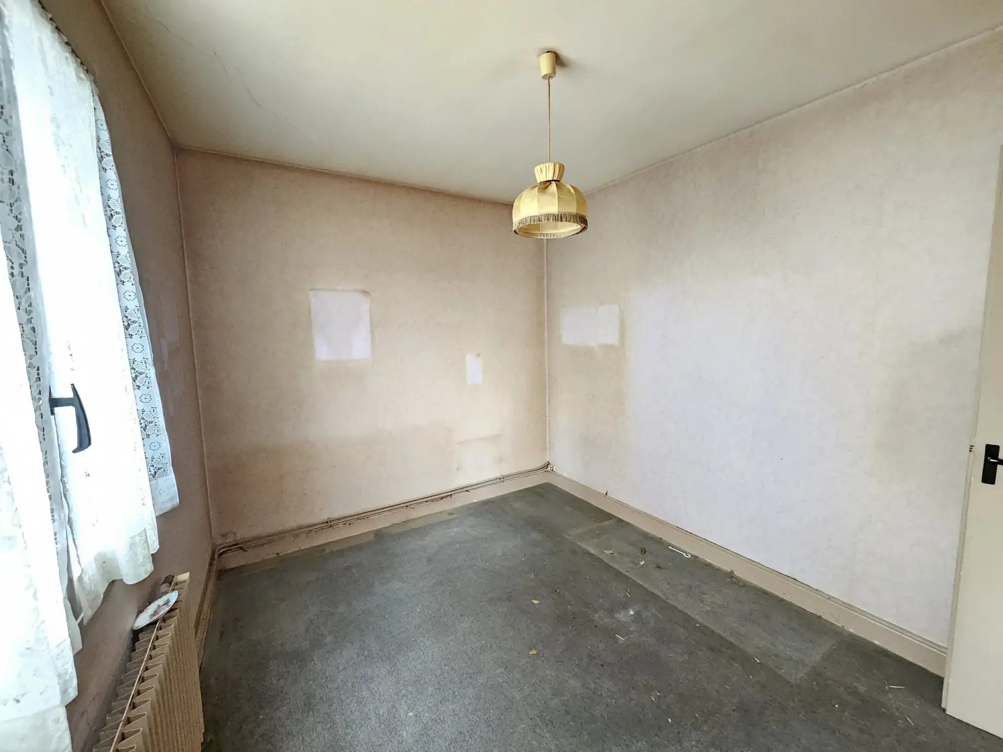 Appartement traversant F3-F4 à rénover à Bourges avec parking et cave 
