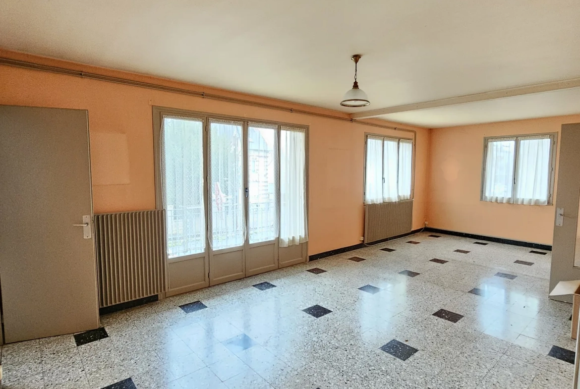 Appartement traversant F3-F4 à rénover à Bourges avec parking et cave 