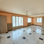 Appartement traversant F3-F4 à rénover à Bourges avec parking et cave