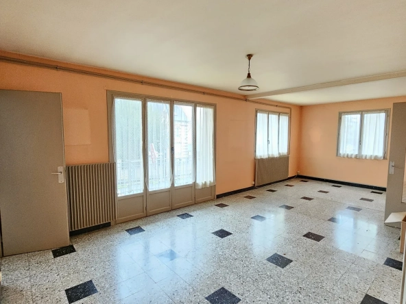 Appartement traversant F3-F4 à rénover à Bourges avec parking et cave