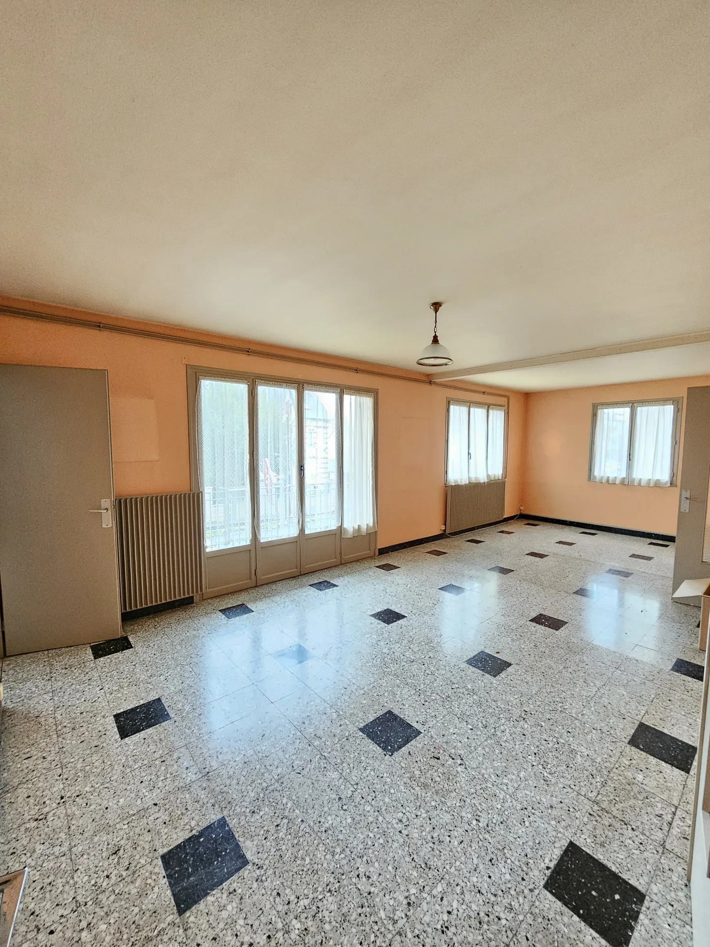 Appartement traversant F3-F4 à rénover à Bourges avec parking et cave 